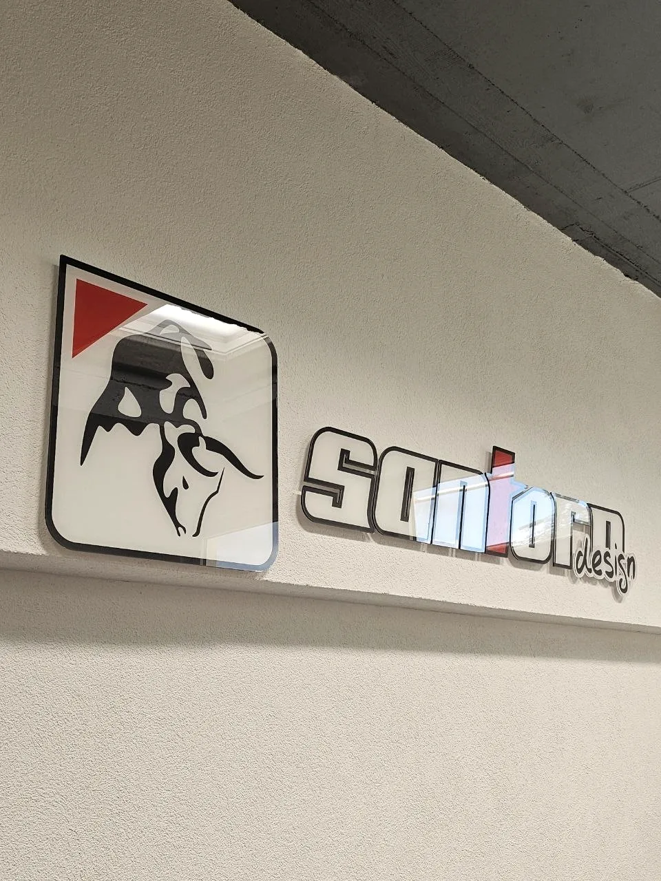 Logo von santoro-design aus Acrylbuchstaben an der Wand