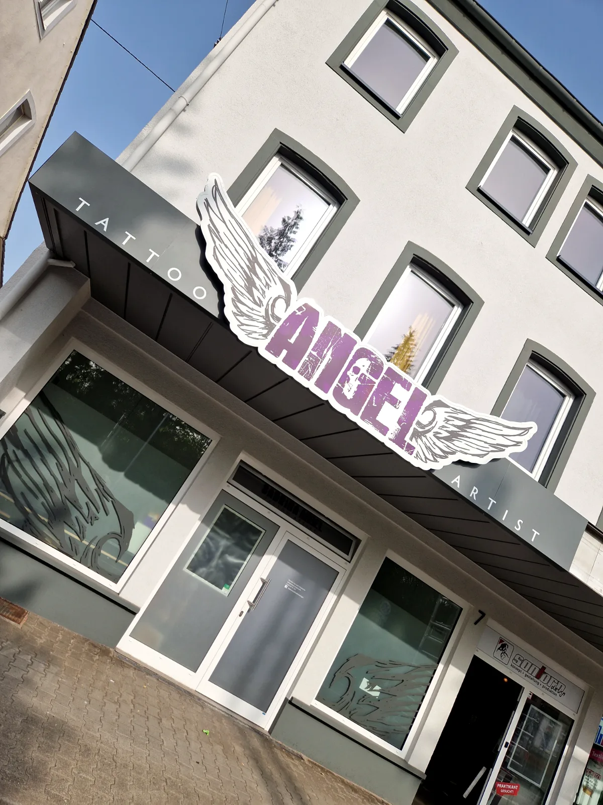 Leuchtbuchstaben an einer Hausfassade